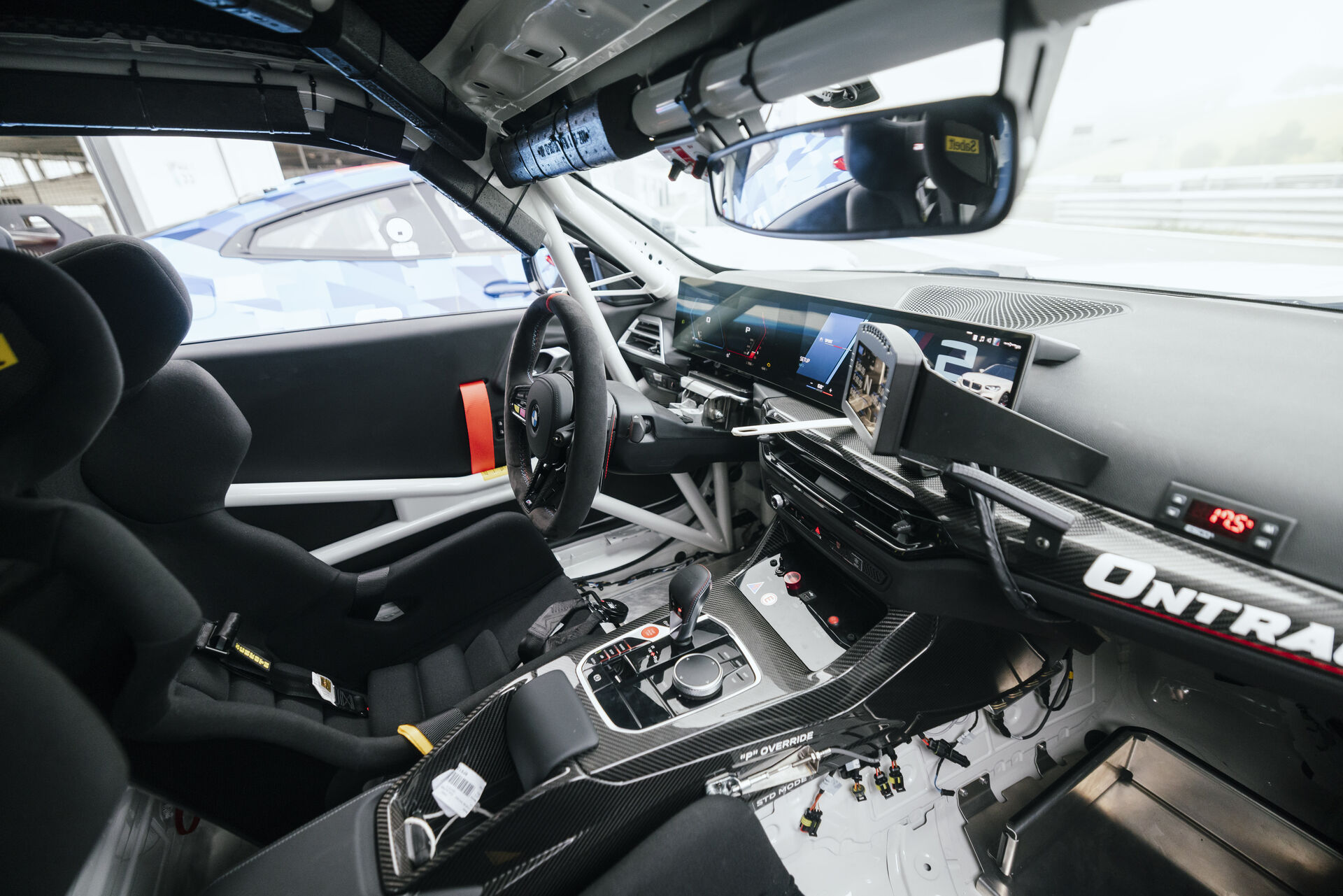 Intérieur cockpit BMW M2 Racing ONTRACK, volant et tableau de bord course