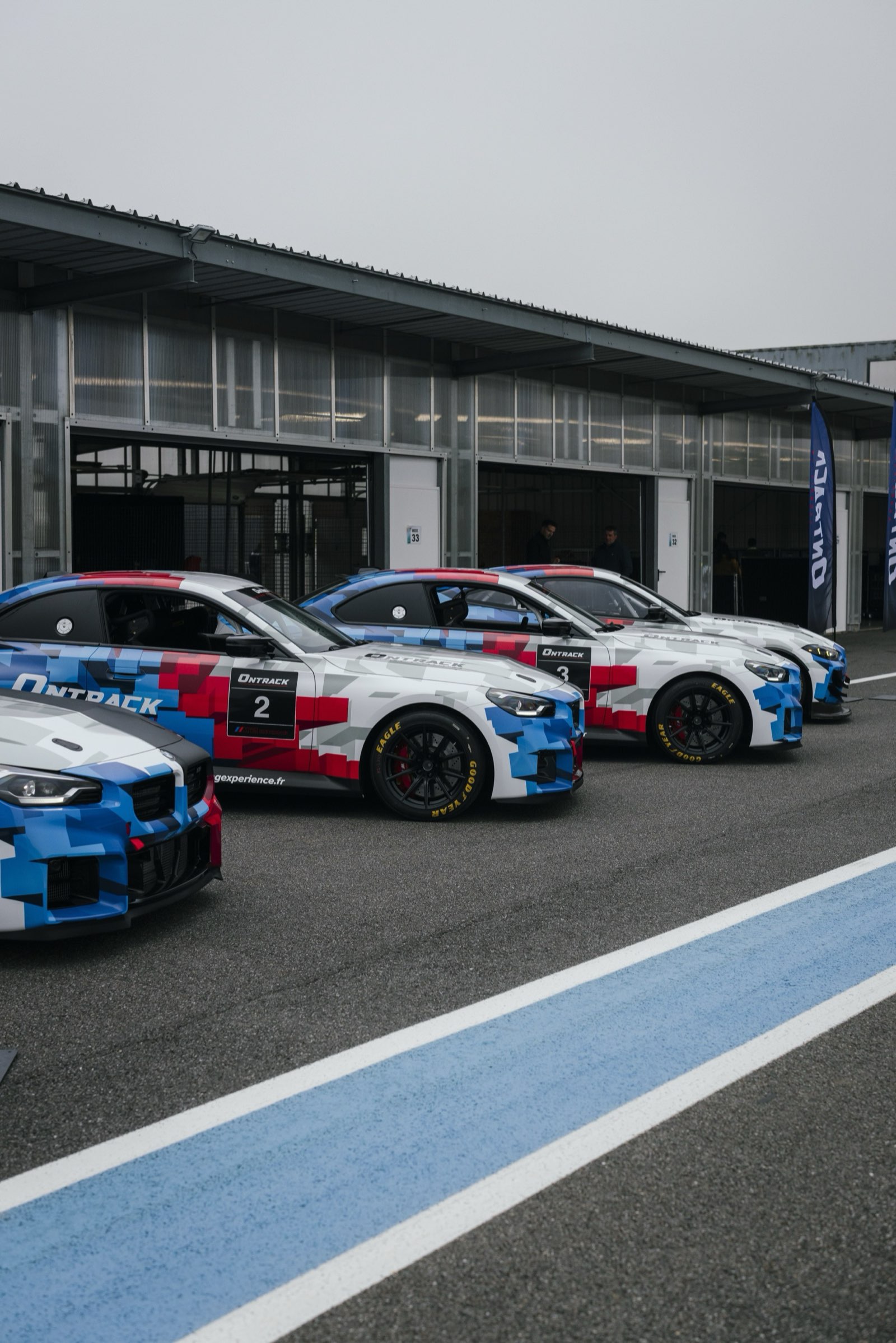 Flotte BMW M Racing ONTRACK alignée dans les stands