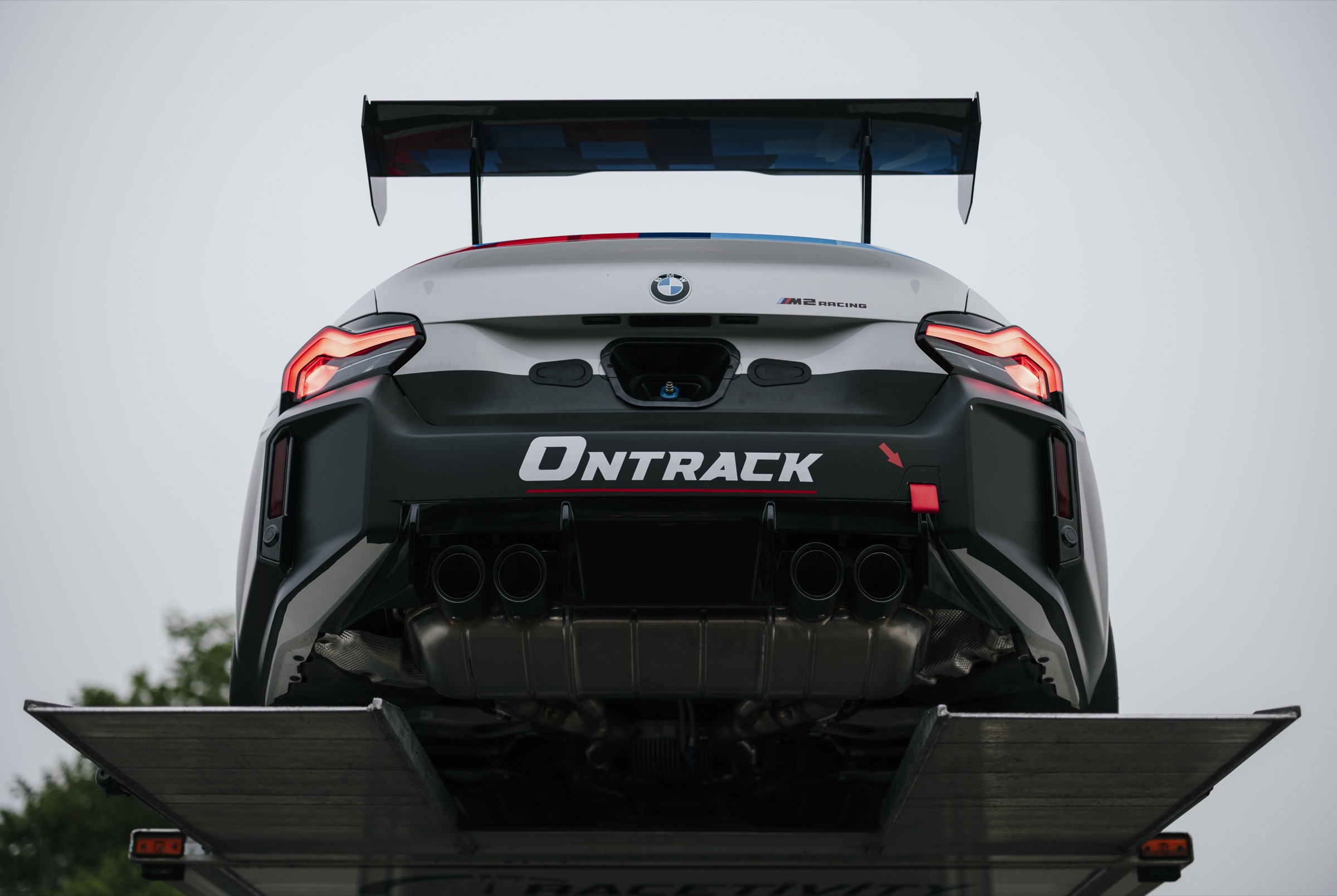 BMW M2 Racing ONTRACK vue arrière, aileron et diffuseur compétition