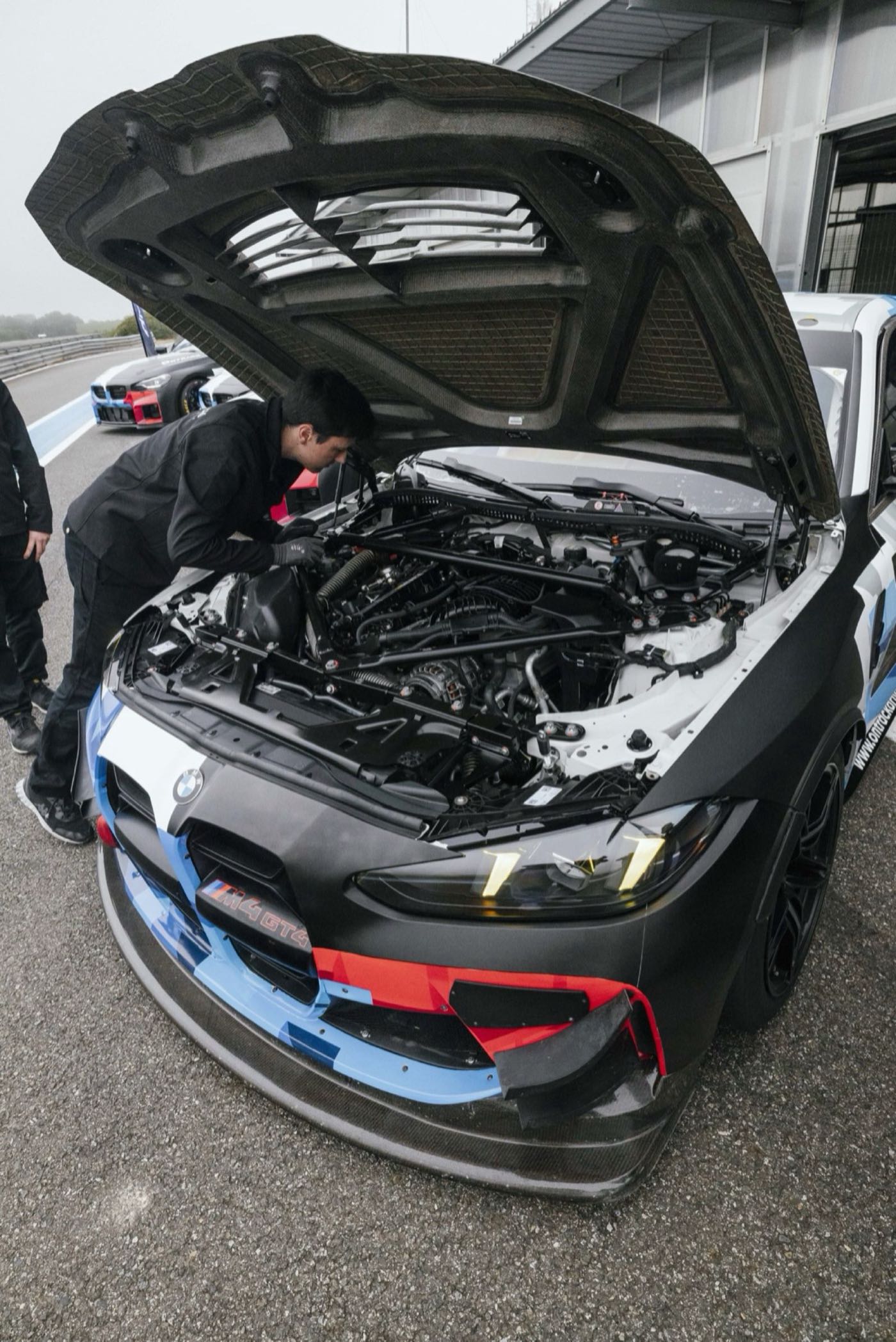 Mécanicien ONTRACK inspectant le moteur BMW M4 GT4 EVO