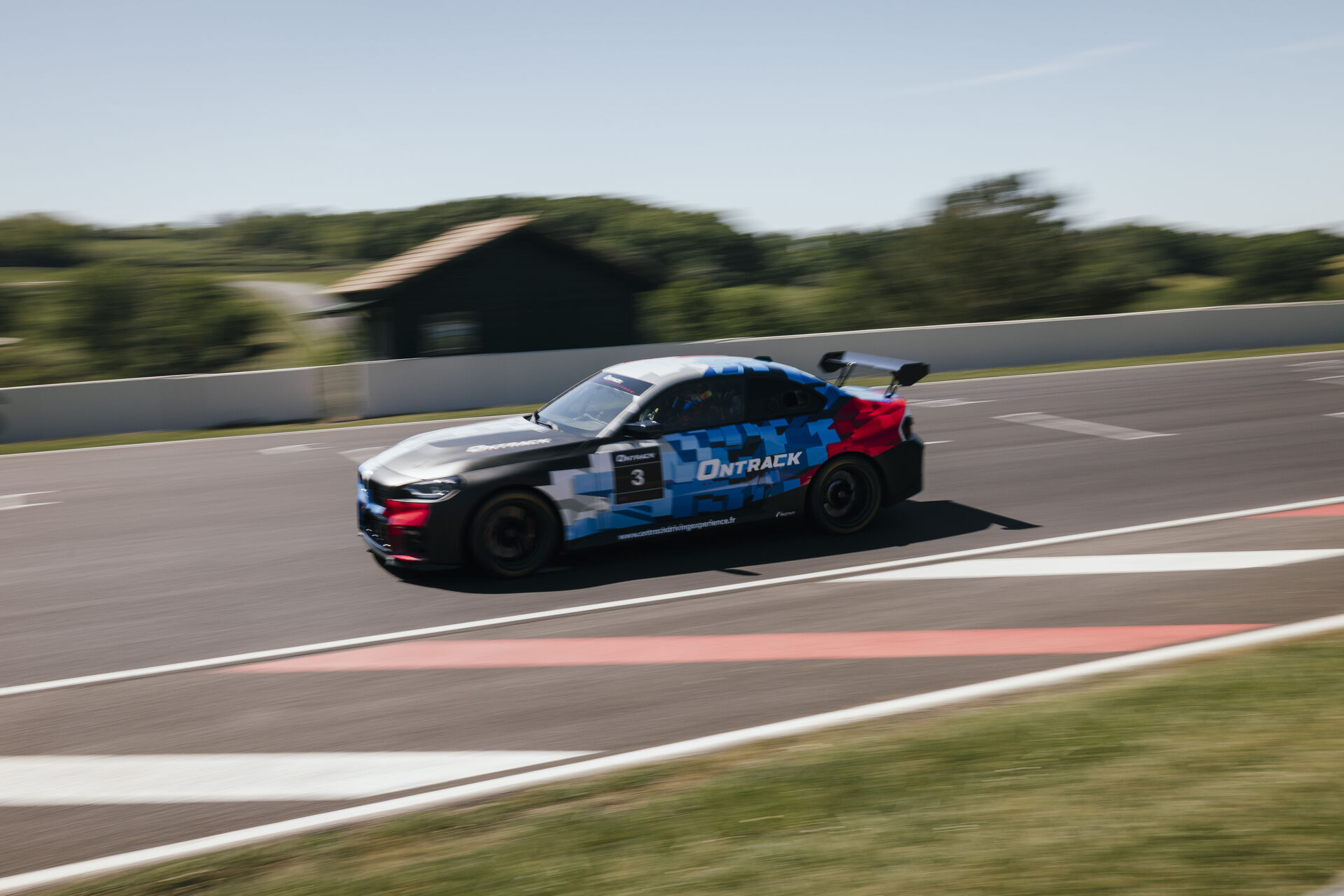 BMW M2 Racing ONTRACK en action sur circuit, stage entreprise